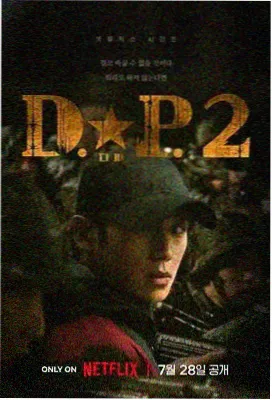 天台护栏边迎风站立的校园少女